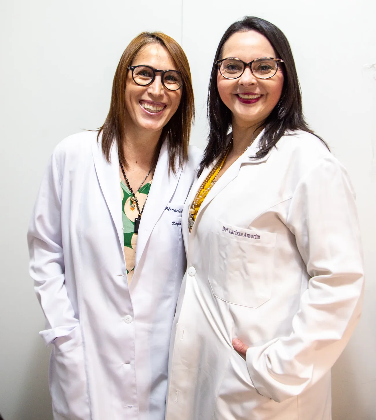 Dra. Bernardete de Freitas Dias e Dra. Larissa Jardim Amorim, de jaleco branco, na Clínica BerLaris