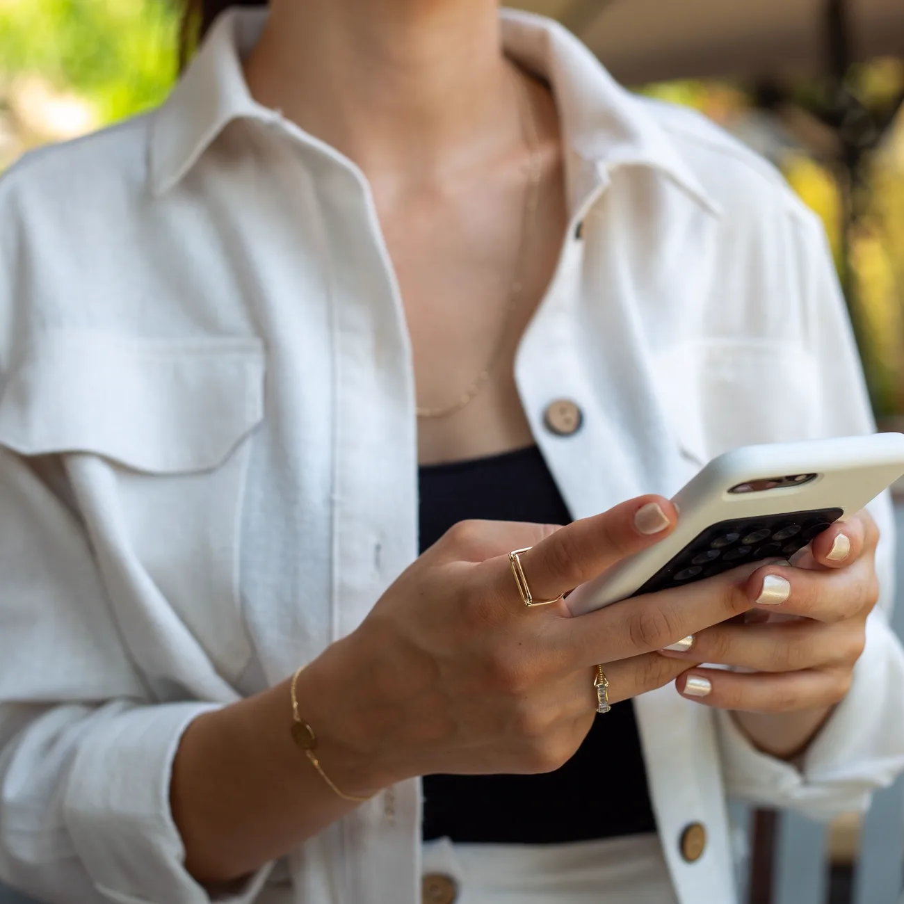 Mãos digitando no celular para agendar a consulta