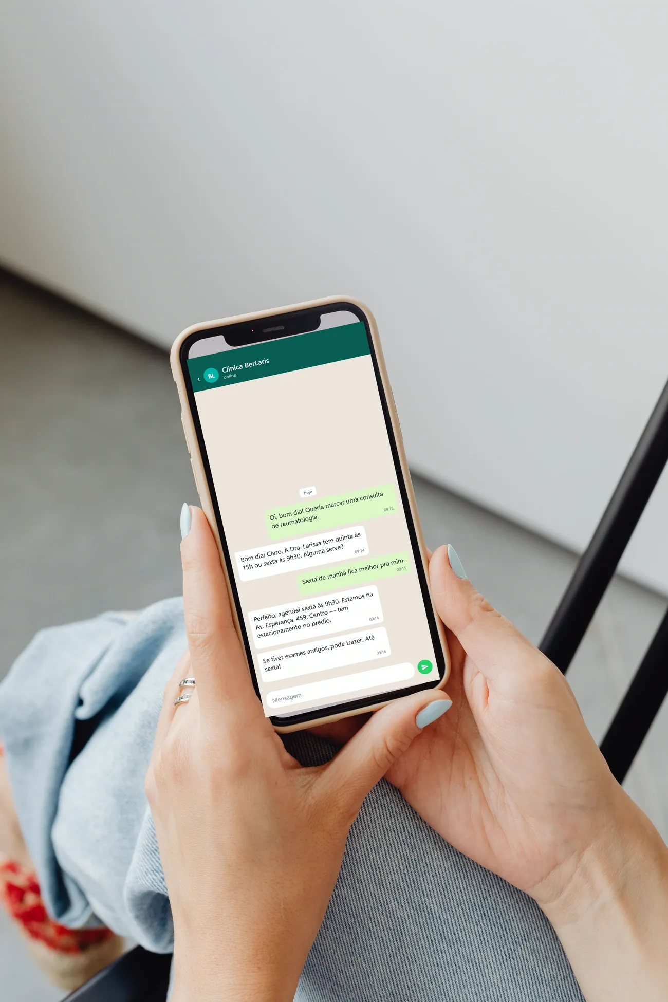 Celular com uma conversa de agendamento com a Clínica BerLaris na tela
