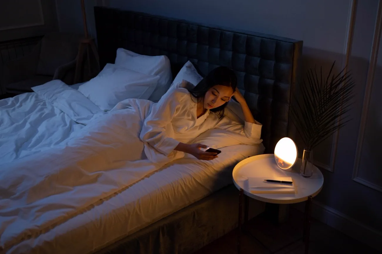 Pessoa acordada de madrugada, com o celular