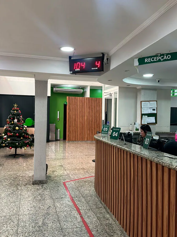 Dra. Bernardete de Freitas Dias e Dra. Larissa Jardim Amorim, de jaleco branco, na Clínica BerLaris